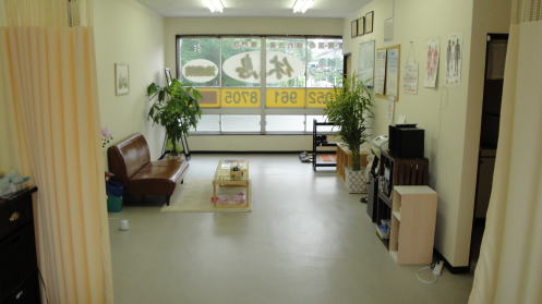 名古屋市東区で首こり・肩こり・腰痛・美容鍼に対応する鍼灸院、休息治療院の院内写真